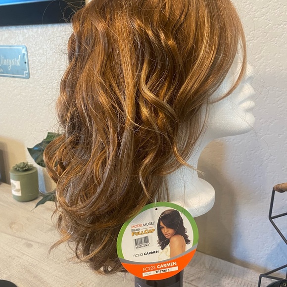 Model Model Synthetic Wig. TP 27/613 Rich Color Medium Wavy Curl Length. No Lace - Picture 7 of 11